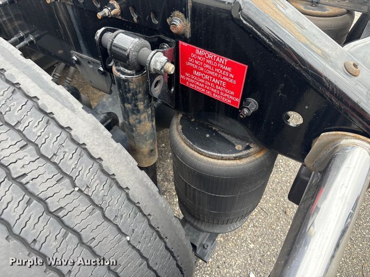 image for item YA0960 2022 Volvo VNL semi truck