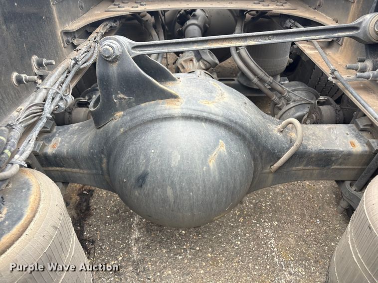 image for item YA0960 2022 Volvo VNL semi truck