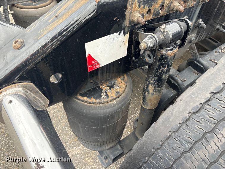 image for item YA0960 2022 Volvo VNL semi truck