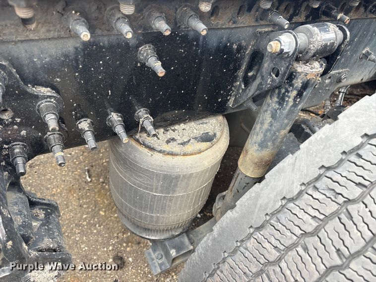 image for item YA0960 2022 Volvo VNL semi truck