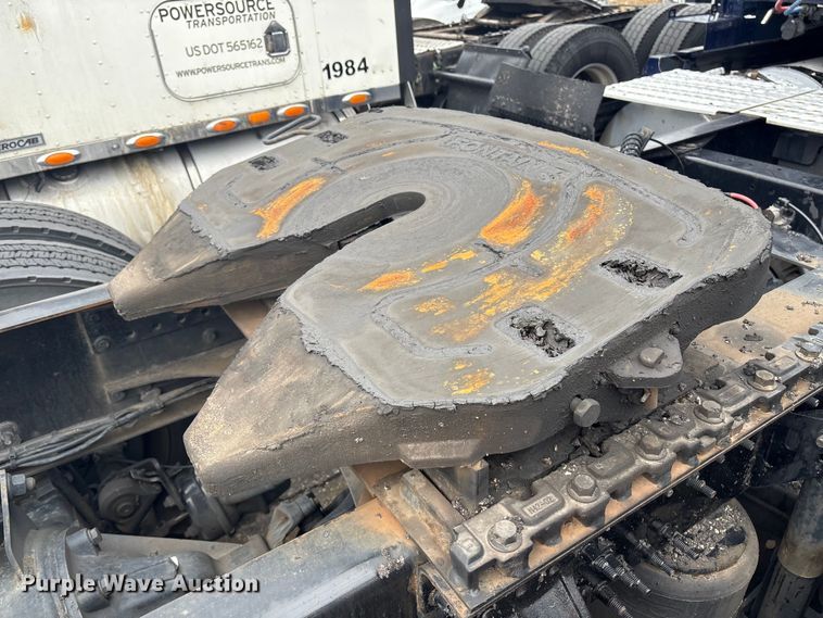 image for item YA0960 2022 Volvo VNL semi truck