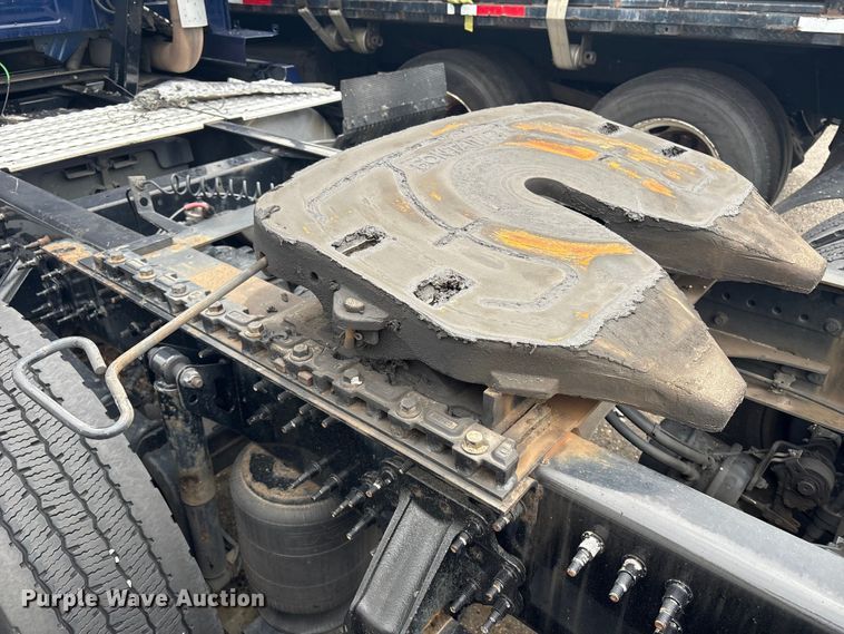 image for item YA0960 2022 Volvo VNL semi truck