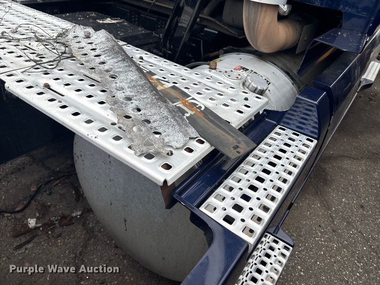 image for item YA0960 2022 Volvo VNL semi truck