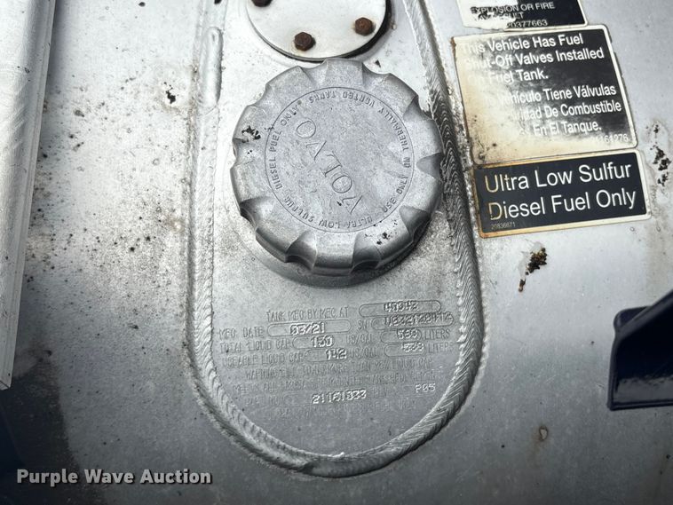 image for item YA0960 2022 Volvo VNL semi truck