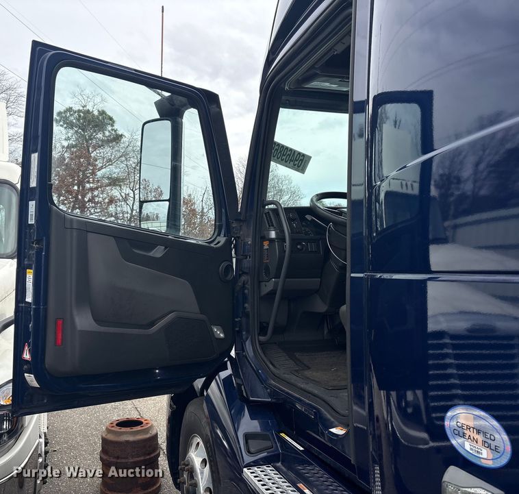 image for item YA0960 2022 Volvo VNL semi truck