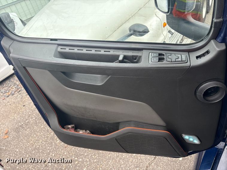 image for item YA0960 2022 Volvo VNL semi truck