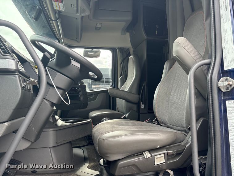 image for item YA0960 2022 Volvo VNL semi truck