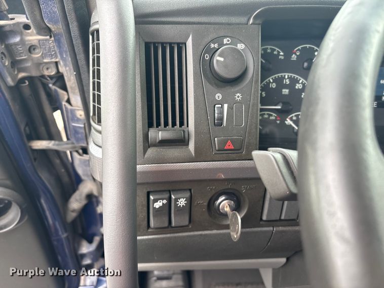 image for item YA0960 2022 Volvo VNL semi truck