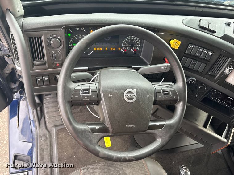 image for item YA0960 2022 Volvo VNL semi truck