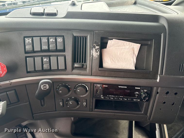 image for item YA0960 2022 Volvo VNL semi truck