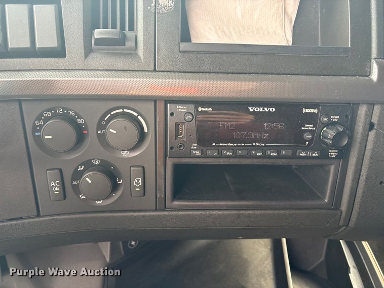 image for item YA0960 2022 Volvo VNL semi truck