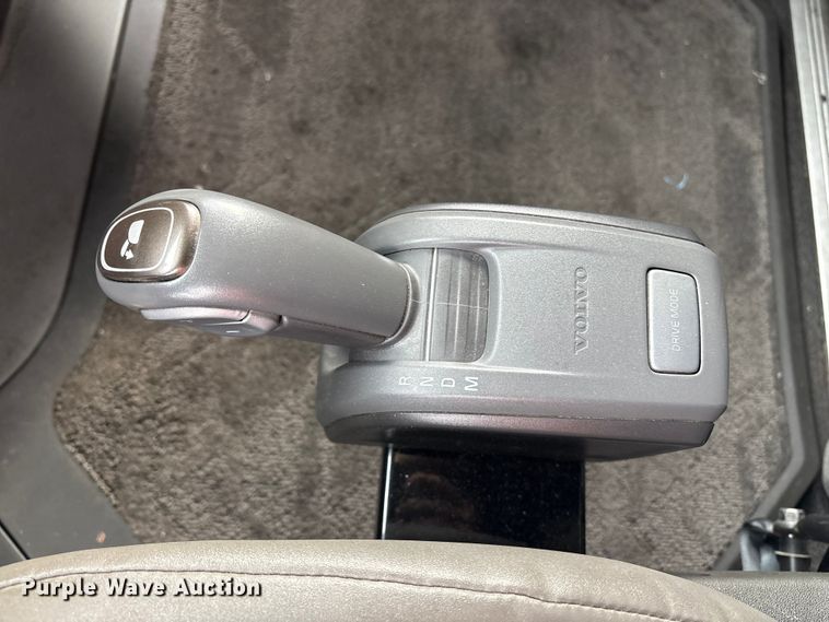 image for item YA0960 2022 Volvo VNL semi truck