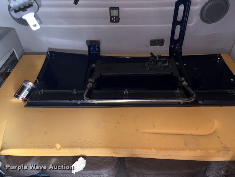 image for item YA0960 2022 Volvo VNL semi truck