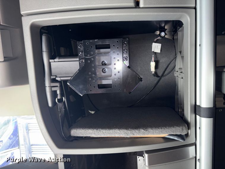 image for item YA0960 2022 Volvo VNL semi truck