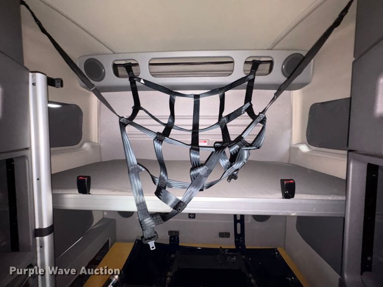 image for item YA0960 2022 Volvo VNL semi truck