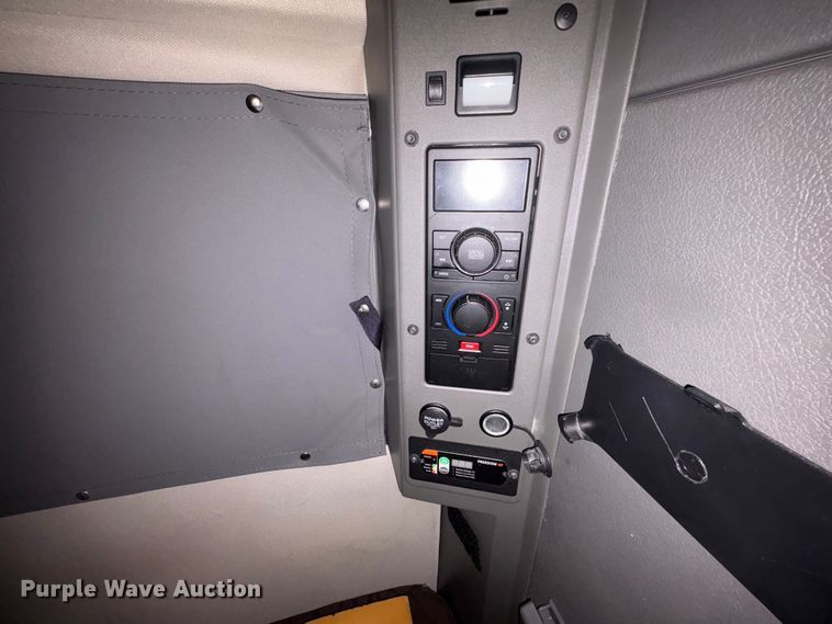 image for item YA0960 2022 Volvo VNL semi truck