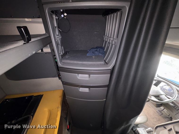 image for item YA0960 2022 Volvo VNL semi truck