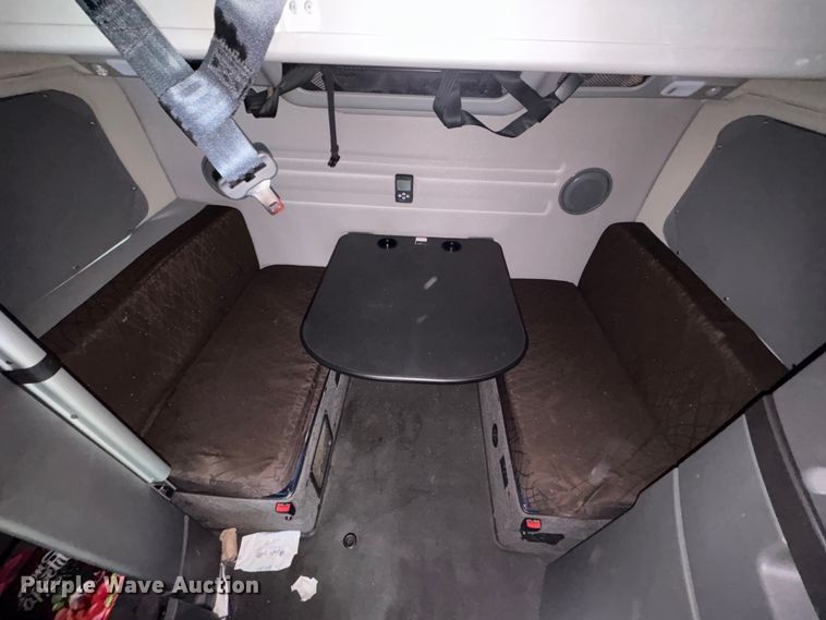 image for item YA0960 2022 Volvo VNL semi truck