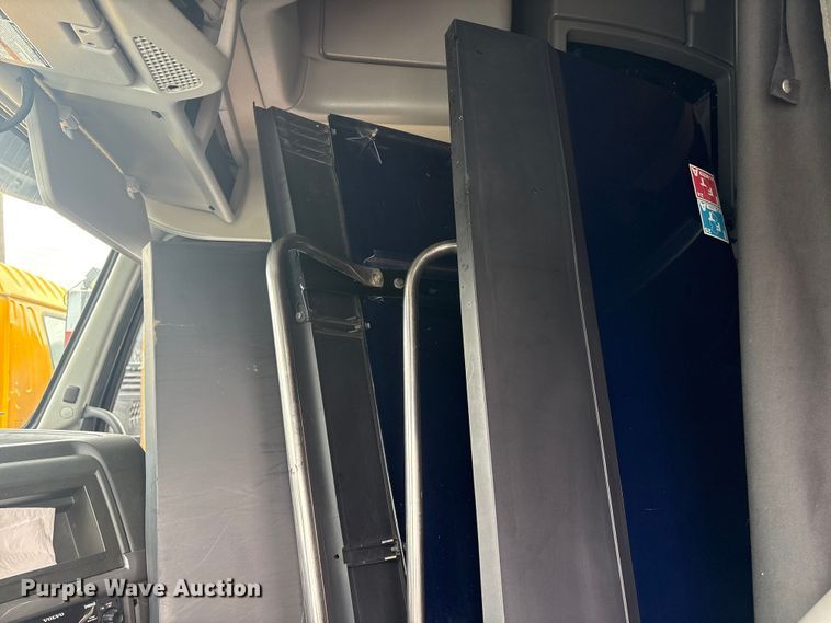 image for item YA0960 2022 Volvo VNL semi truck