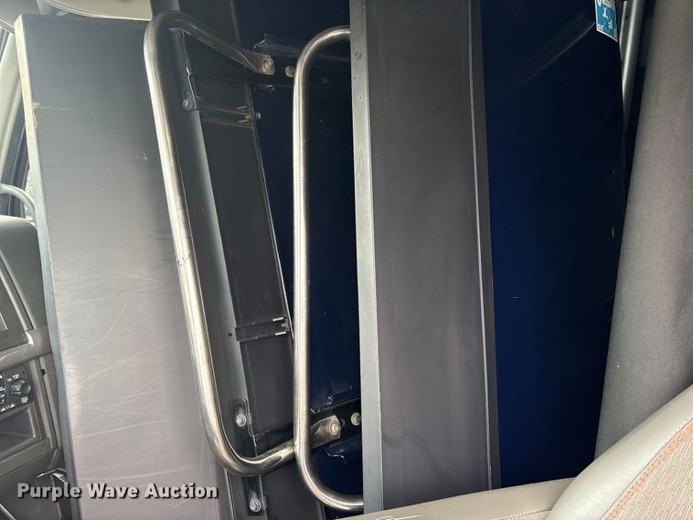 image for item YA0960 2022 Volvo VNL semi truck