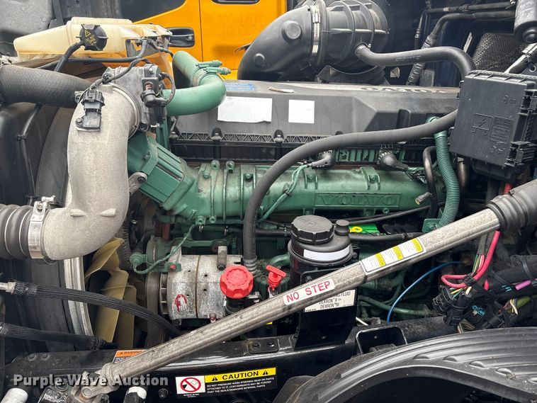 image for item YA0960 2022 Volvo VNL semi truck