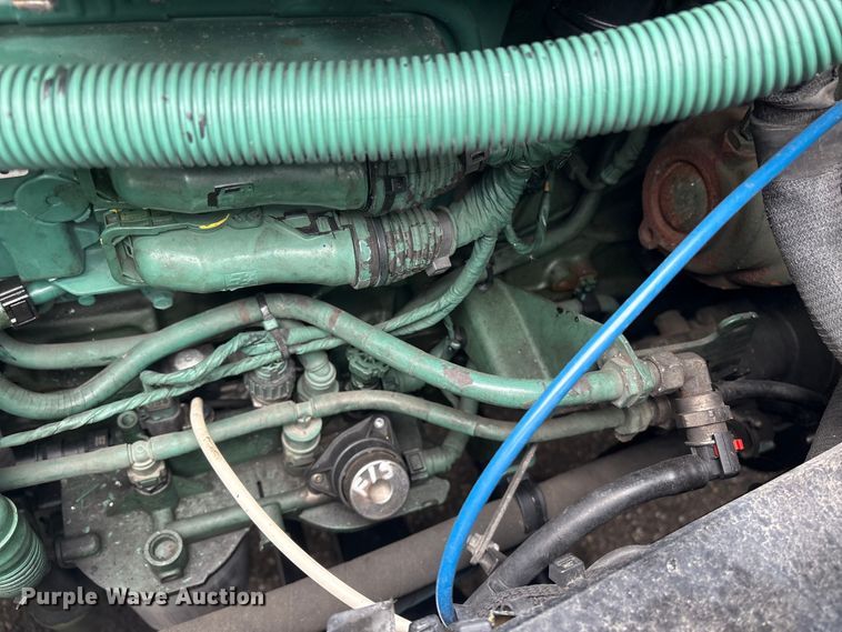 image for item YA0960 2022 Volvo VNL semi truck