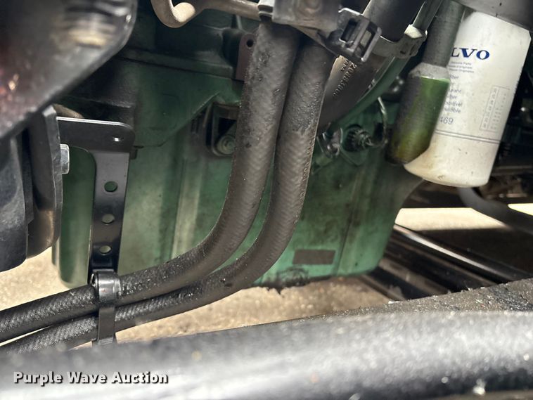 image for item YA0960 2022 Volvo VNL semi truck