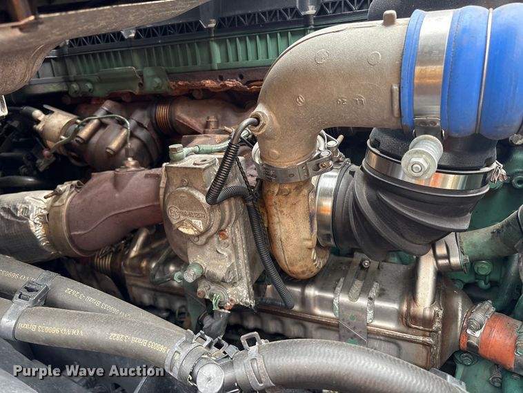 image for item YA0960 2022 Volvo VNL semi truck