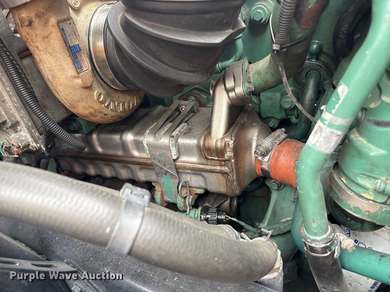 image for item YA0960 2022 Volvo VNL semi truck