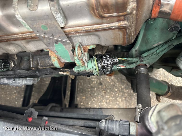 image for item YA0960 2022 Volvo VNL semi truck