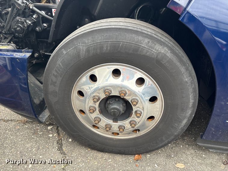 image for item YA0960 2022 Volvo VNL semi truck