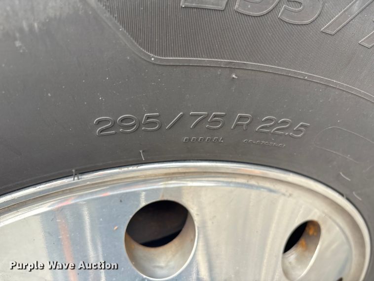 image for item YA0960 2022 Volvo VNL semi truck