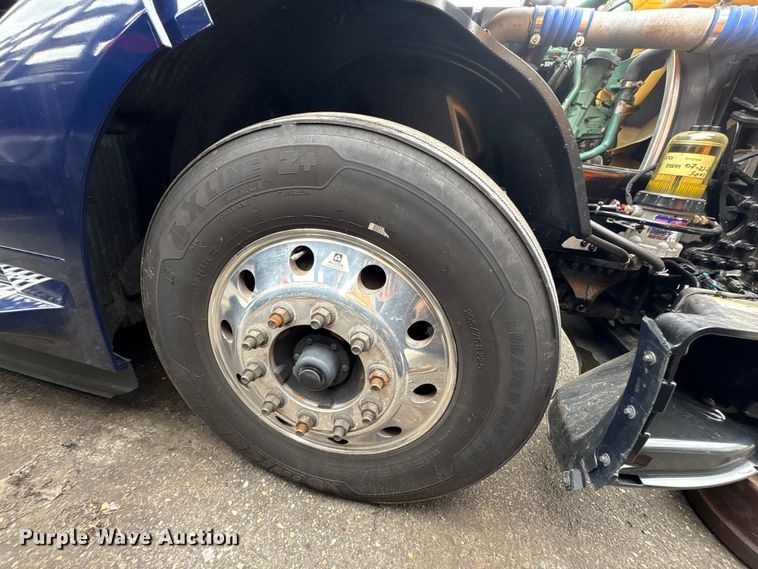 image for item YA0960 2022 Volvo VNL semi truck