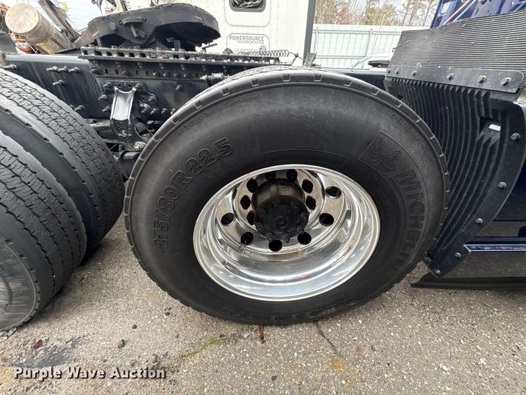 image for item YA0960 2022 Volvo VNL semi truck