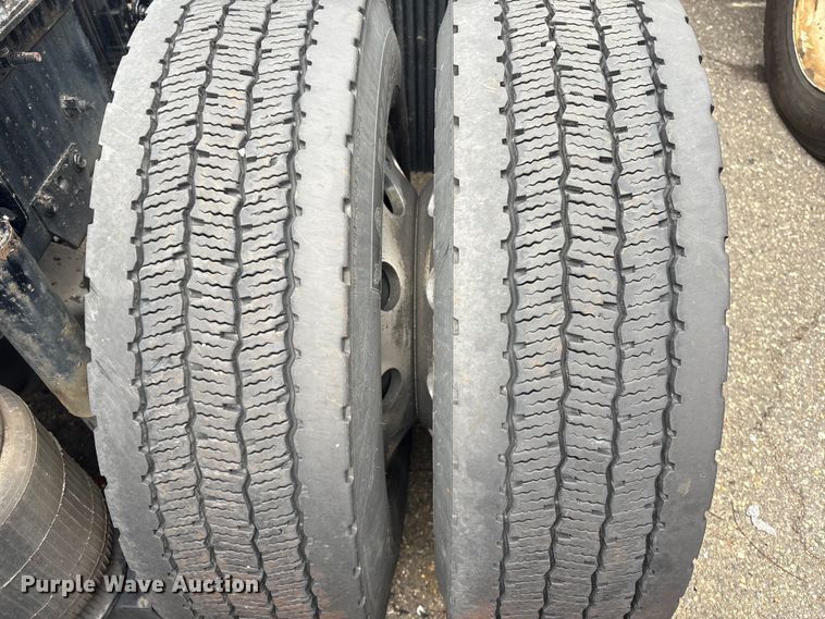 image for item YA0960 2022 Volvo VNL semi truck