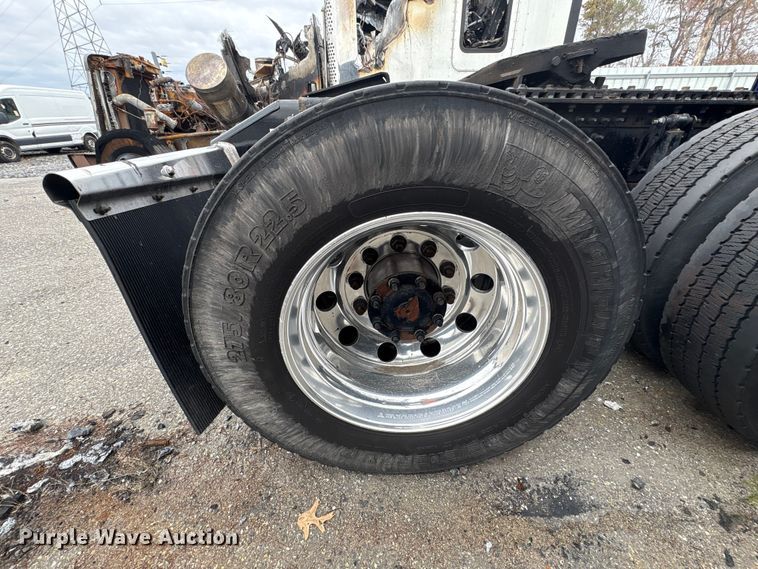 image for item YA0960 2022 Volvo VNL semi truck