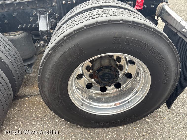 image for item YA0960 2022 Volvo VNL semi truck