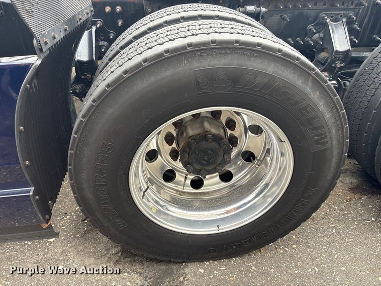 image for item YA0960 2022 Volvo VNL semi truck