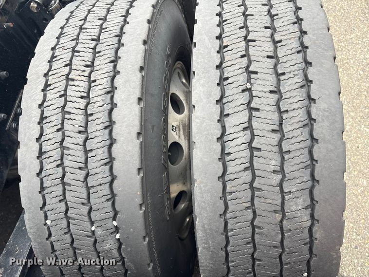 image for item YA0960 2022 Volvo VNL semi truck