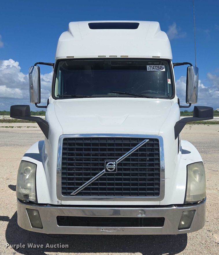 image for item YA1052 2015 Volvo VNL semi truck