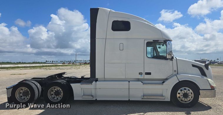 image for item YA1052 2015 Volvo VNL semi truck