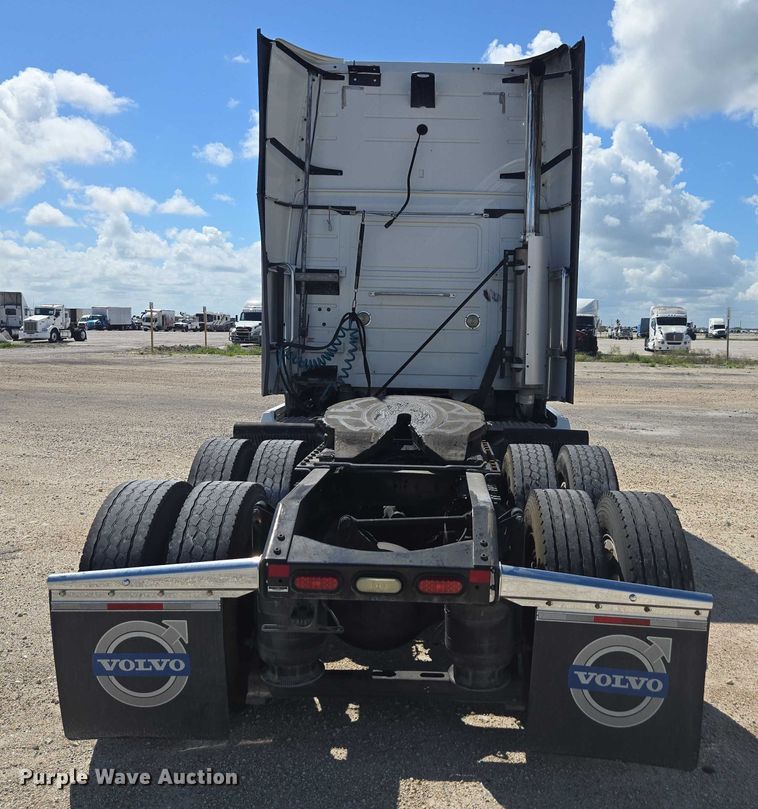 image for item YA1052 2015 Volvo VNL semi truck