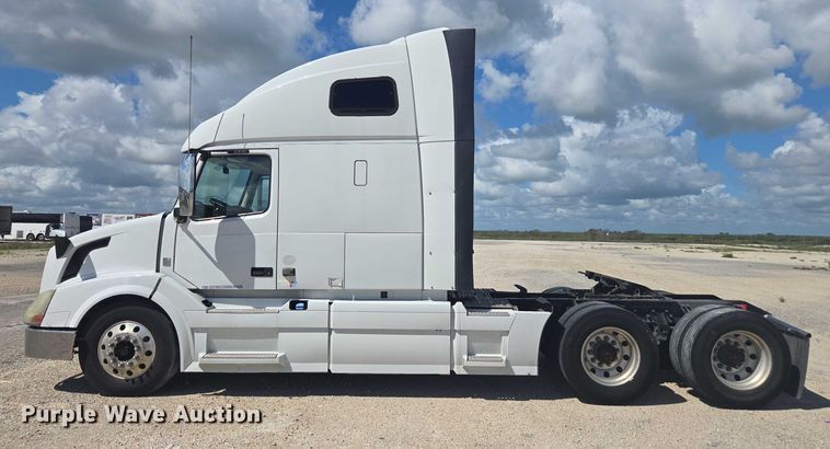 image for item YA1052 2015 Volvo VNL semi truck