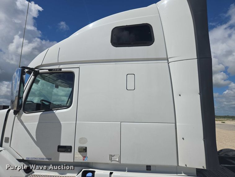 image for item YA1052 2015 Volvo VNL semi truck