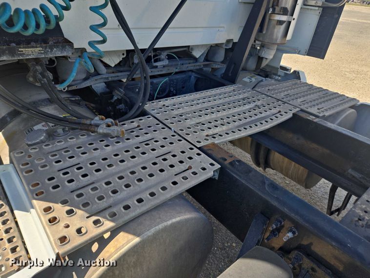 image for item YA1052 2015 Volvo VNL semi truck