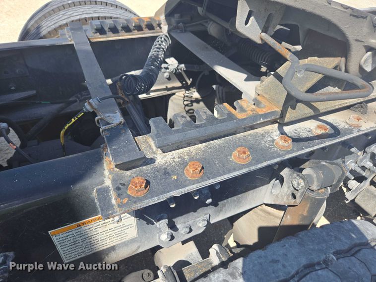 image for item YA1052 2015 Volvo VNL semi truck