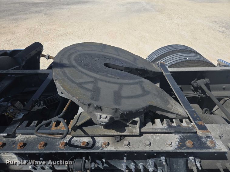 image for item YA1052 2015 Volvo VNL semi truck