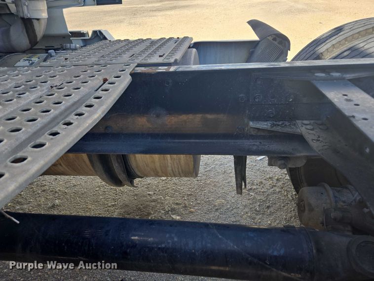 image for item YA1052 2015 Volvo VNL semi truck