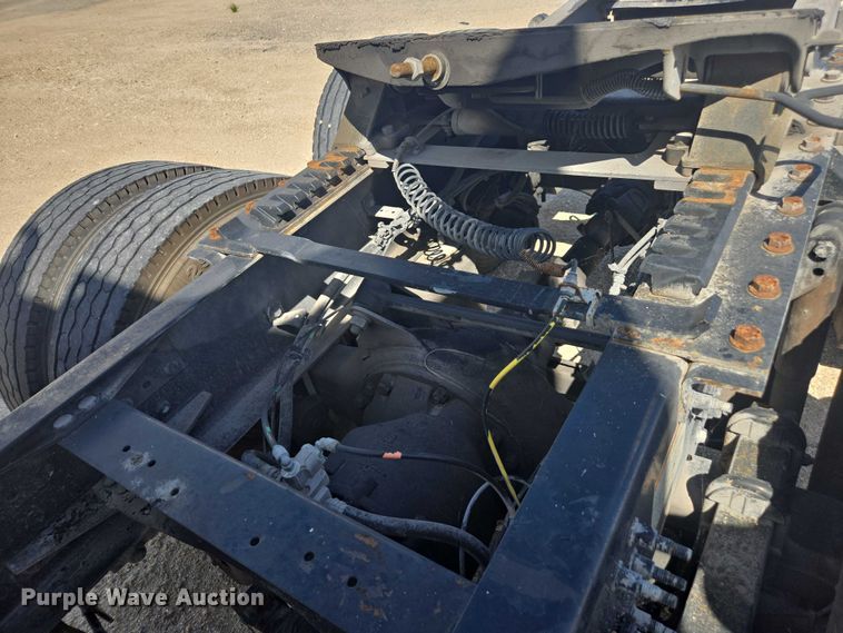 image for item YA1052 2015 Volvo VNL semi truck