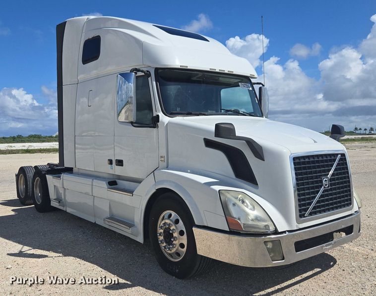 image for item YA1052 2015 Volvo VNL semi truck